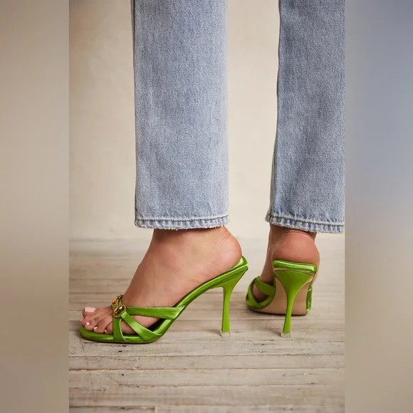 NWOT Bradshaw Buckle Heels - Picture 4 of 11